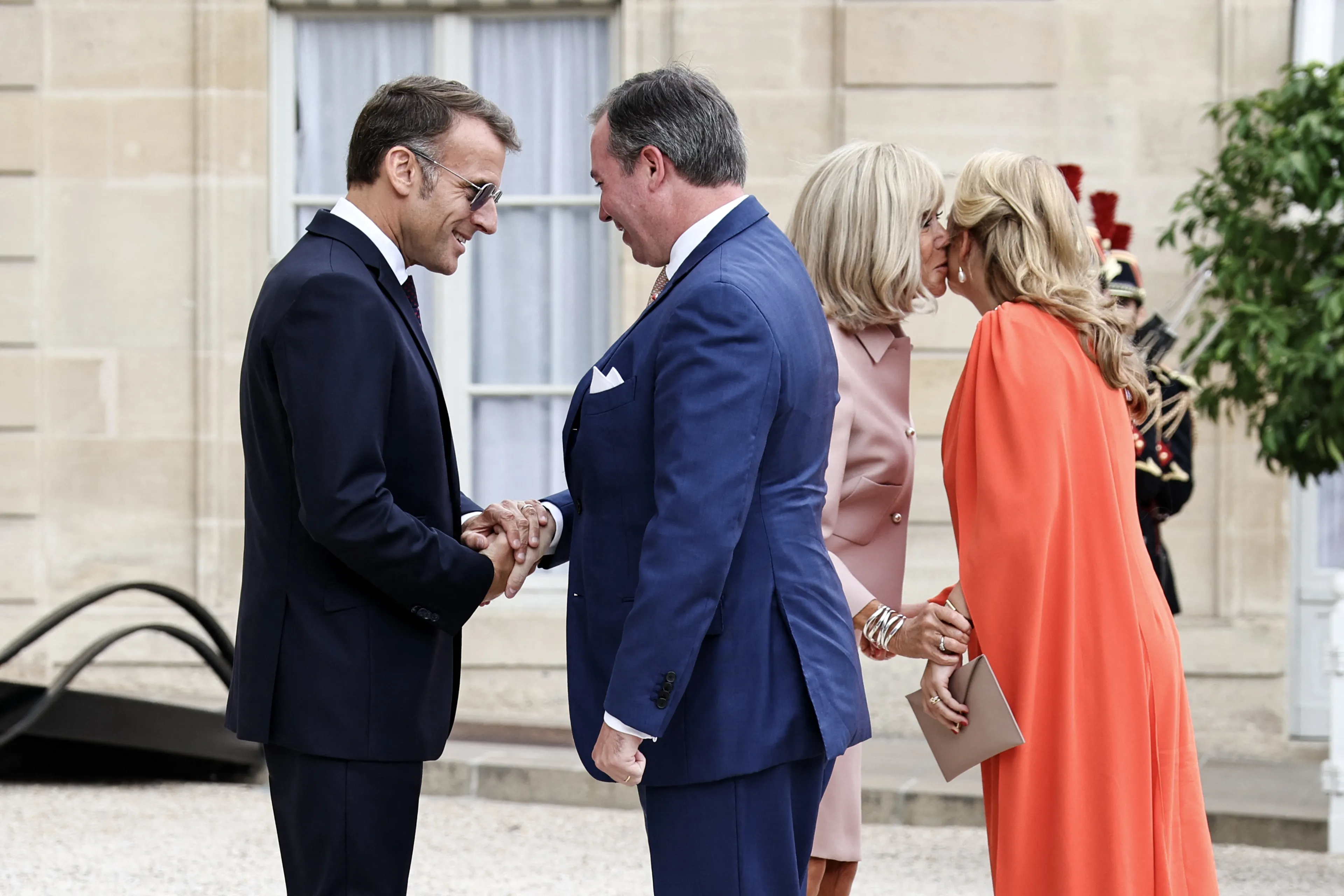 President Macron draagt nog steeds een zonnebril.