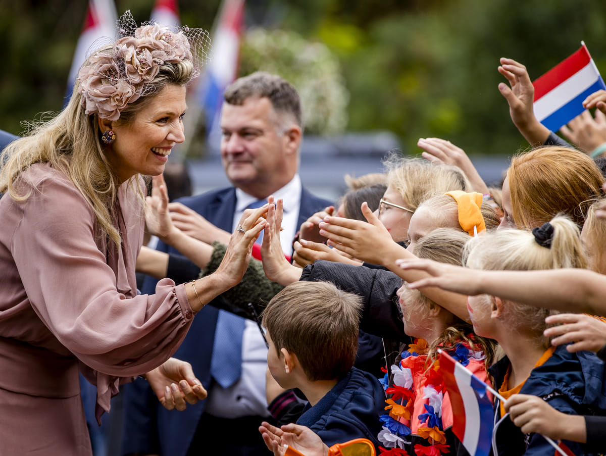 Máxima stapt na afloop Prinsjesdag op het vliegtuig Blauw Bloed