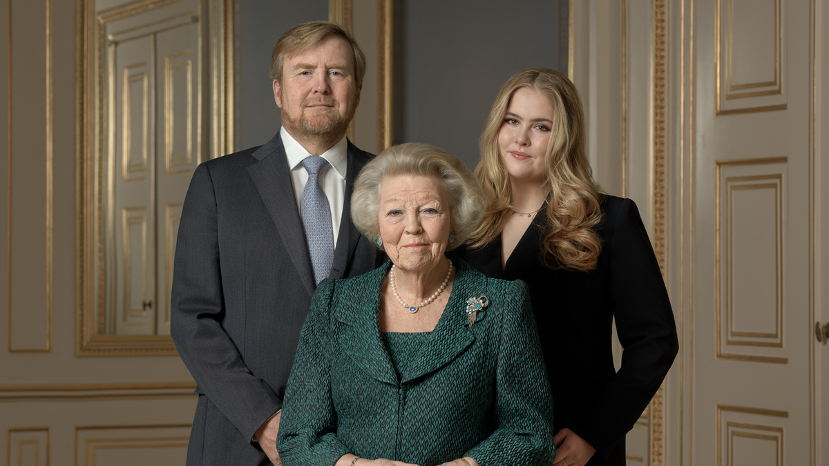 Jarige prinses Beatrix poseert met zoon en kleindochter