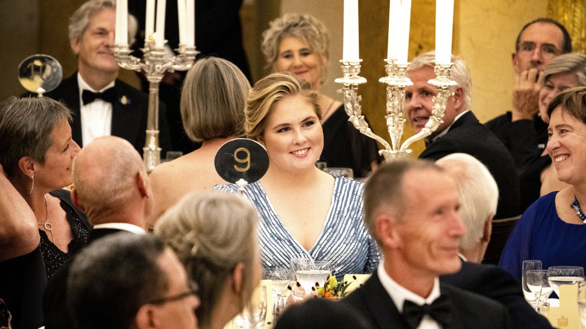 Wauw! Prinses Amalia Straalt Tijdens Diner Met Raad Van Stat - Blauw Bloed