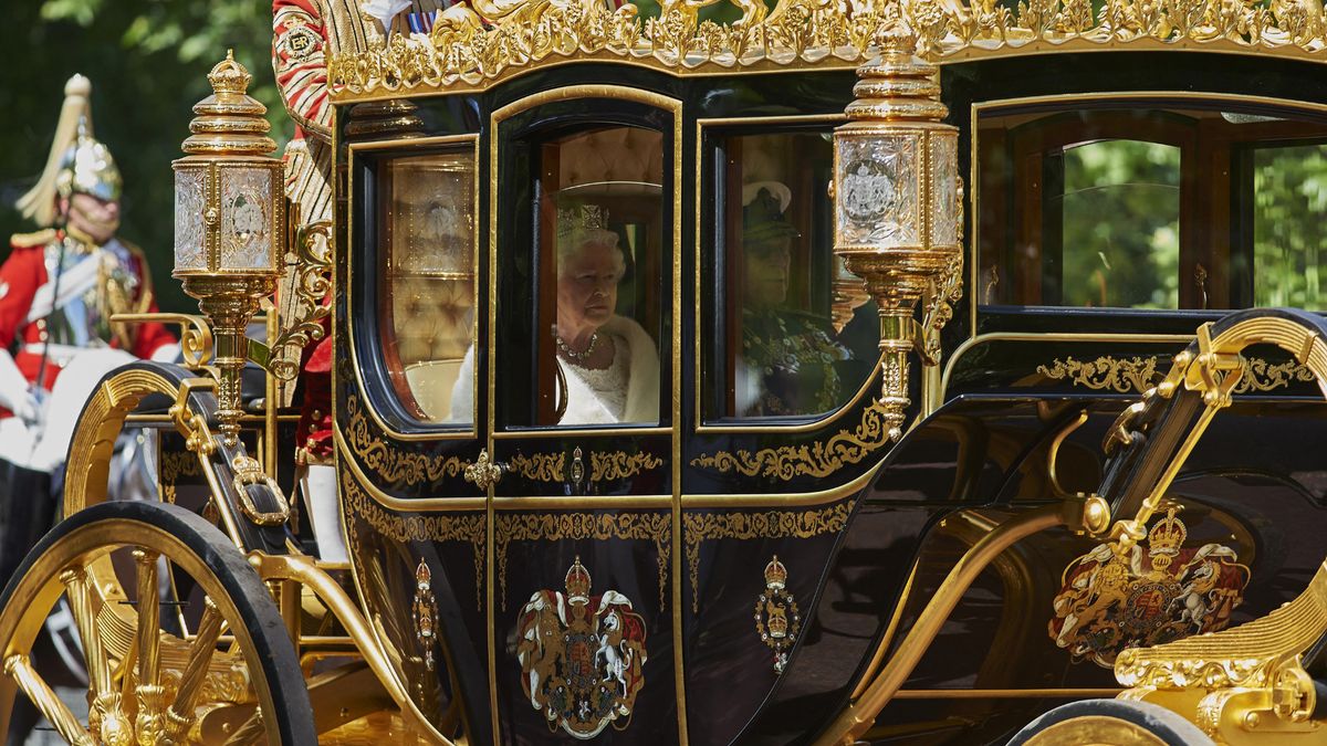 Charles pays tribute to Queen Elizabeth with this carriage