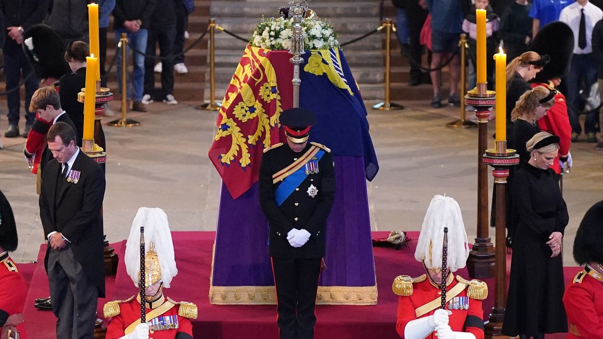 The grandchildren of Queen Elizabeth watch over the coffin