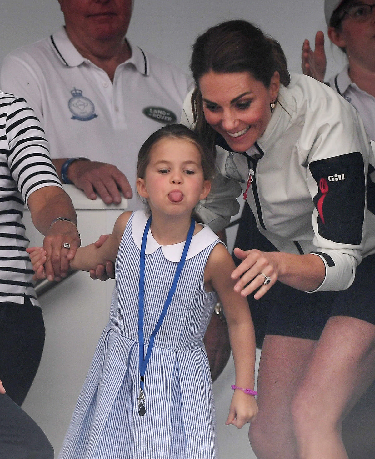 Cute! Charlotte steekt tong uit naar publiek Blauw Bloed