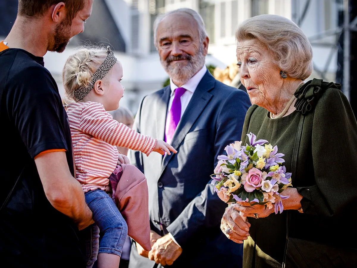 Beatrix bij viering 65-jarig bestaan Prinses Beatrix - Blauw Bloed