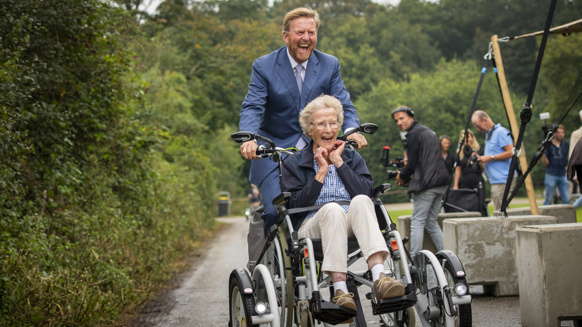 Wil je zien: koning Willem-Alexander geniet van bijzondere fietstocht