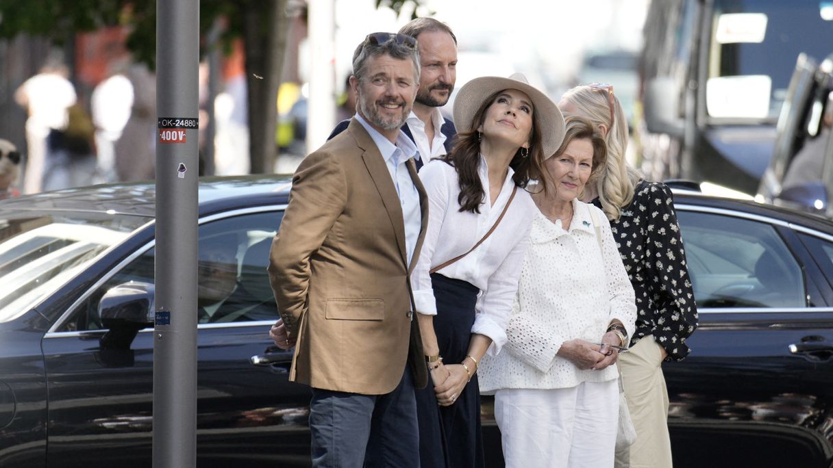 Warme beelden: Deens koningspaar neemt afscheid van Noorse royals