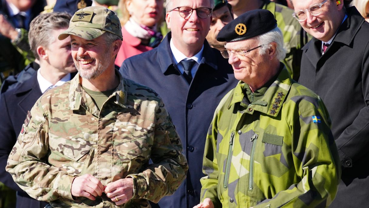 Koning Carl Gustaf neemt koning Frederik mee naar marinebasis