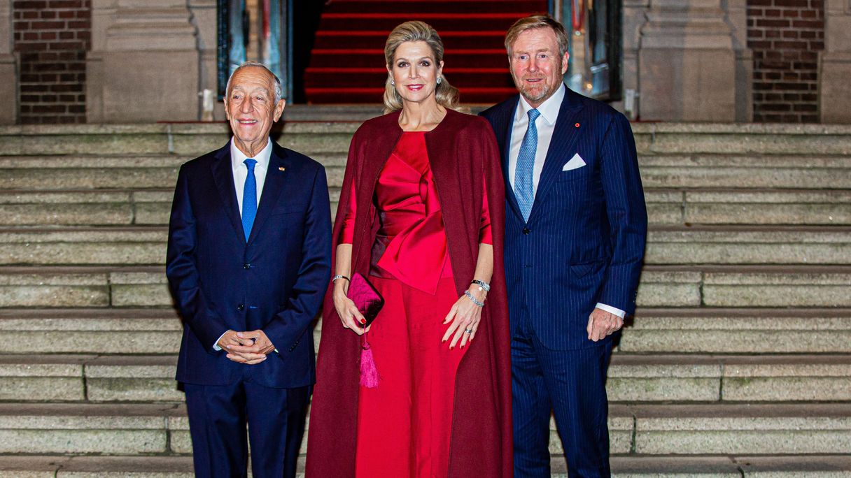 Koningin Máxima voor derde keer op rij in bordeauxrood bij contraprestatie