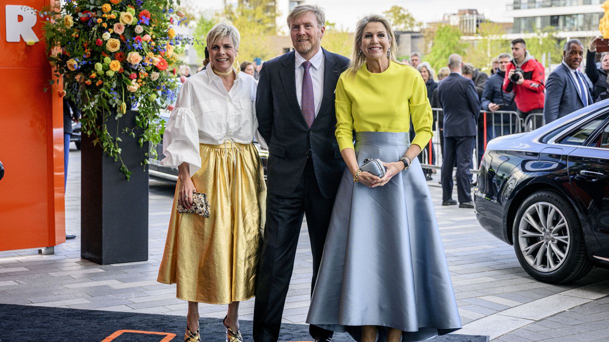 Koningin Máxima arriveert in verrassende kleurencombinatie bij Koningsdagconcert