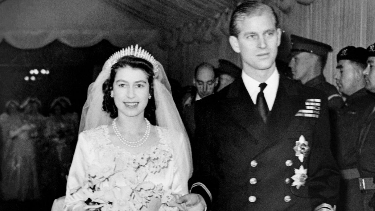 Koningin Elizabeths huwelijksdiadeem ging kapot op haar trouwdag