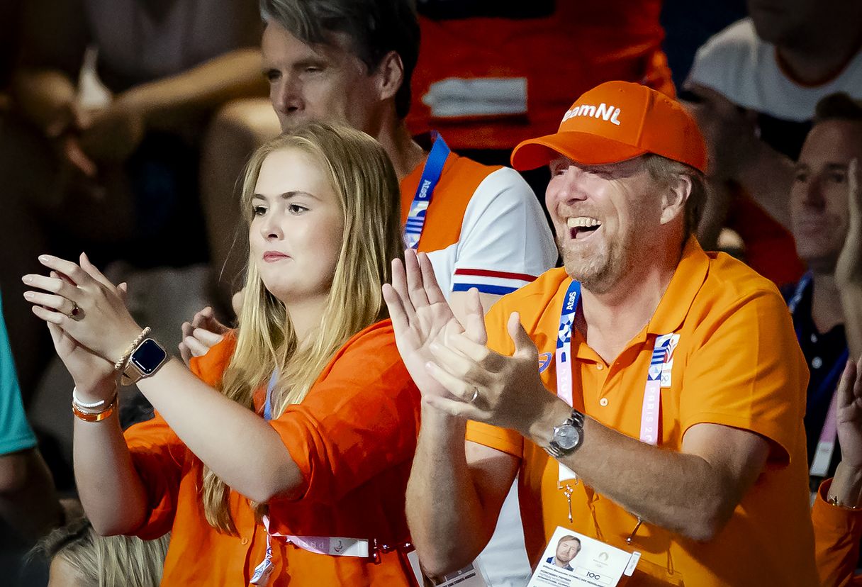 Koningin Máxima en prinses Amalia maken een selfie op dag 4 van de Spelen