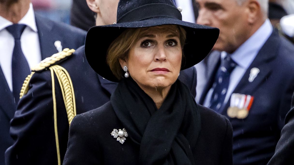 Déze broche droeg koningin Máxima tijdens de Nationale Dodenherdenking