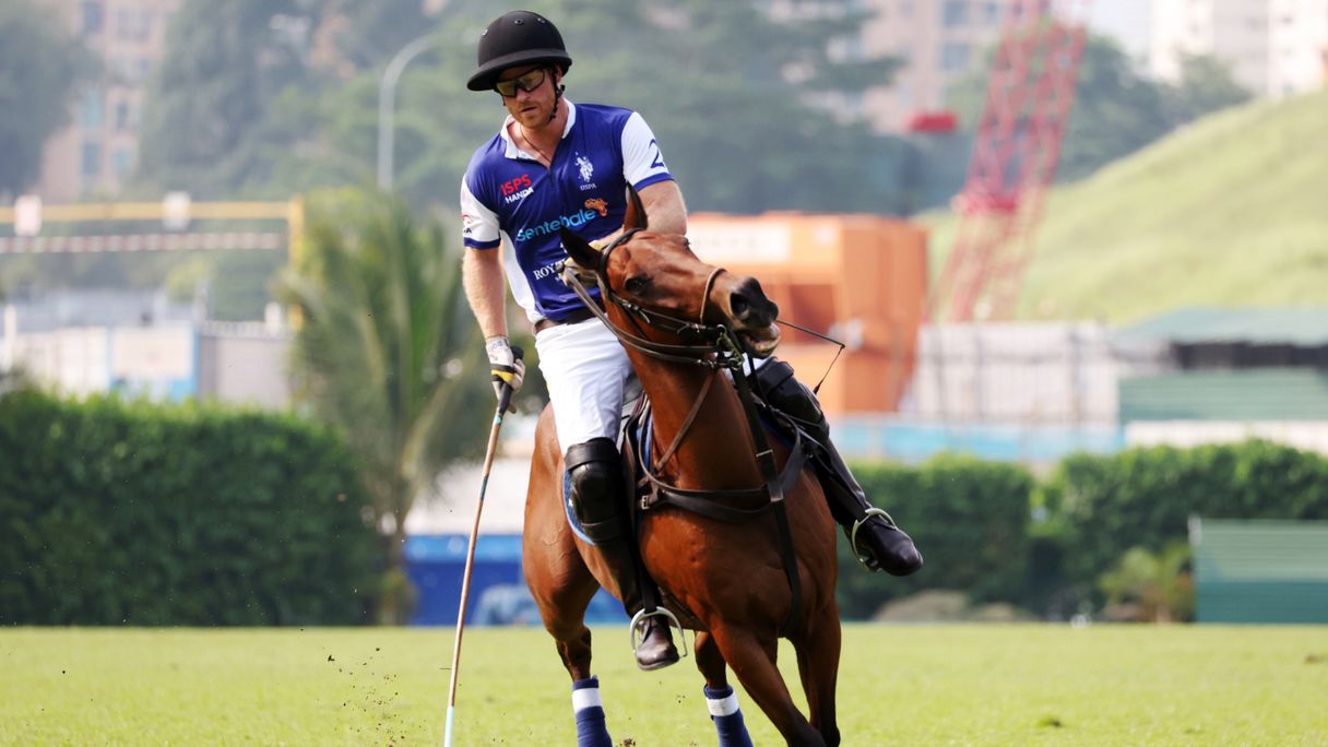 Prins Harry en hertogin Meghan beleven een romantisch moment tijdens een polowedstrijd