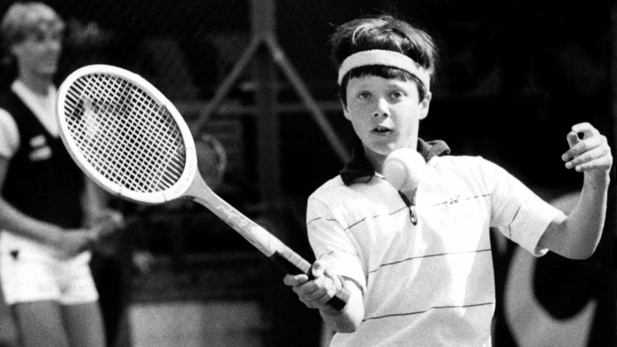 Koninklijke jeugdfoto: zie jij wie deze jonge tennisser is?