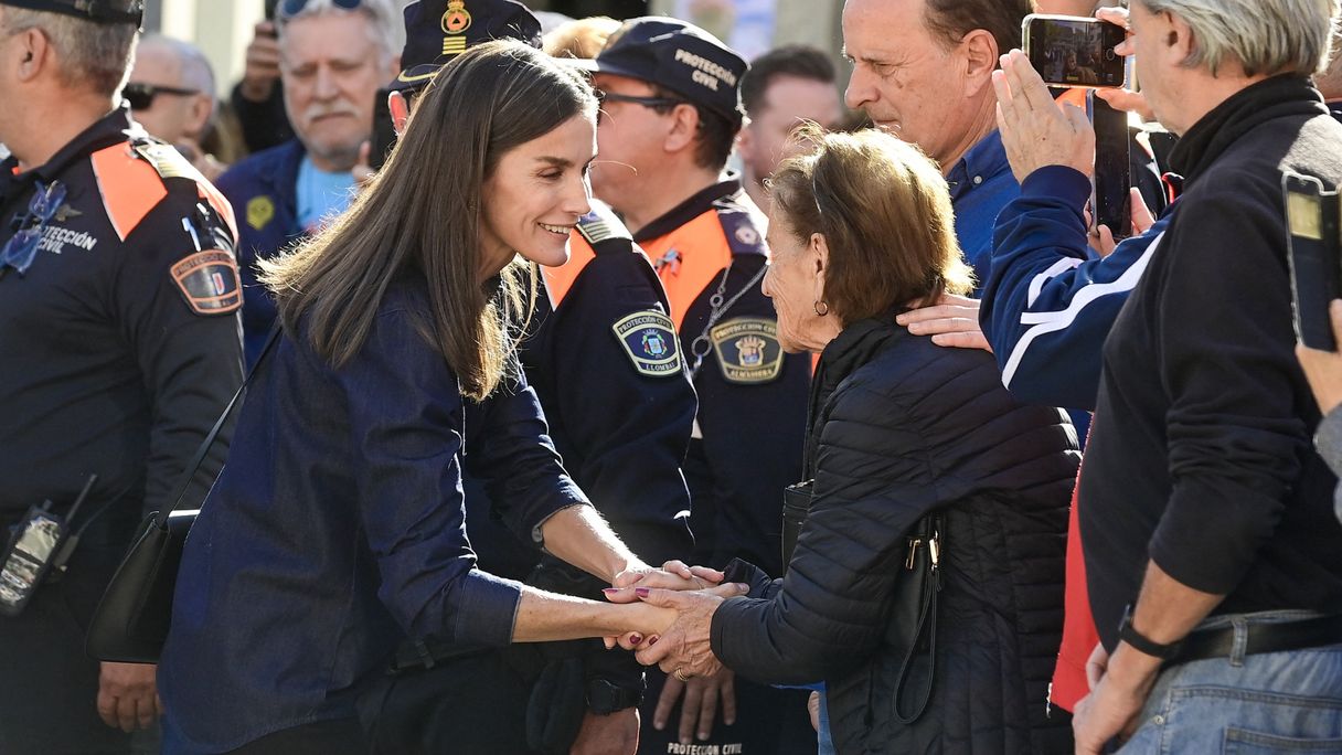 Spaans koningspaar warm ontvangen tijdens tweede bezoek aan rampgebied