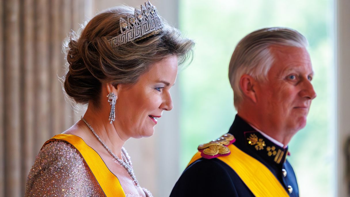 Koningin Mathilde verschijnt in nieuwe galajurk op contraprestatie