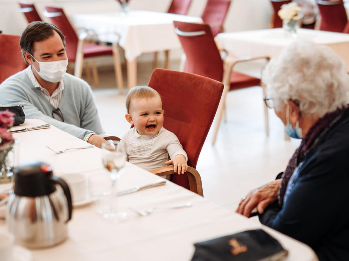 Kijk: Kleine Charles brengt vrolijkheid in verpleeghuis