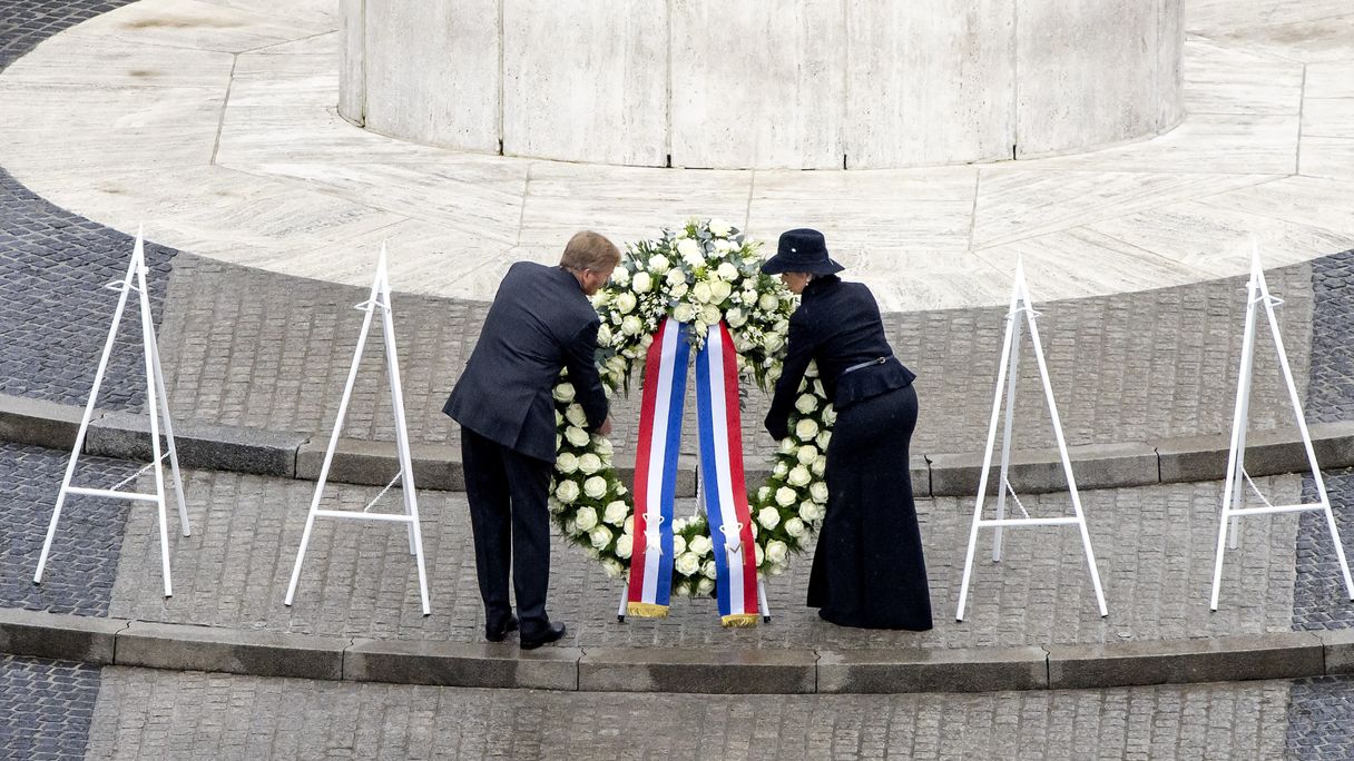 Koninklijke familie herdenkt oorlogsslachtoffers tijdens Dodenherdenking