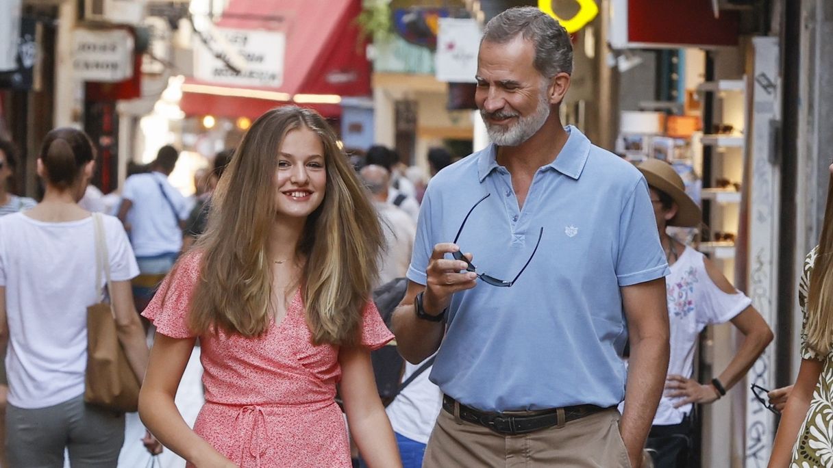 Kijk: Koning Felipe spendeert ochtendje in winkelstraat met zijn dochters