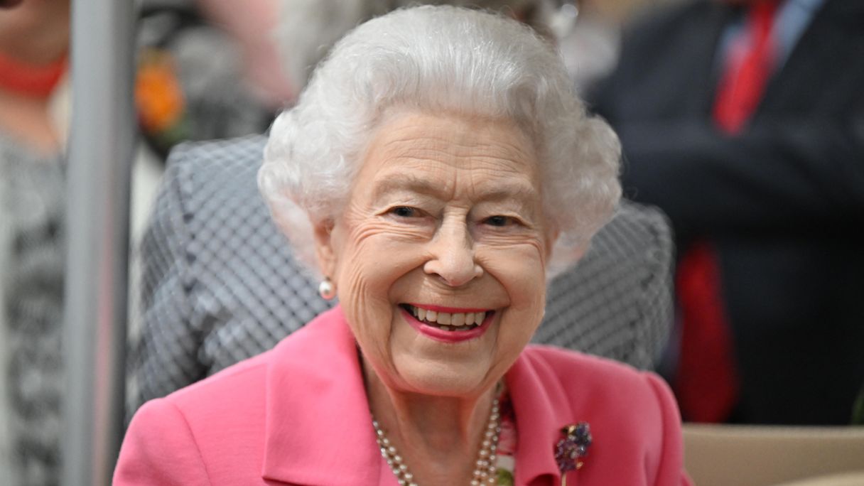 Kijk: Koningin Elizabeth laat zich lekker rondrijden op tuinfestival