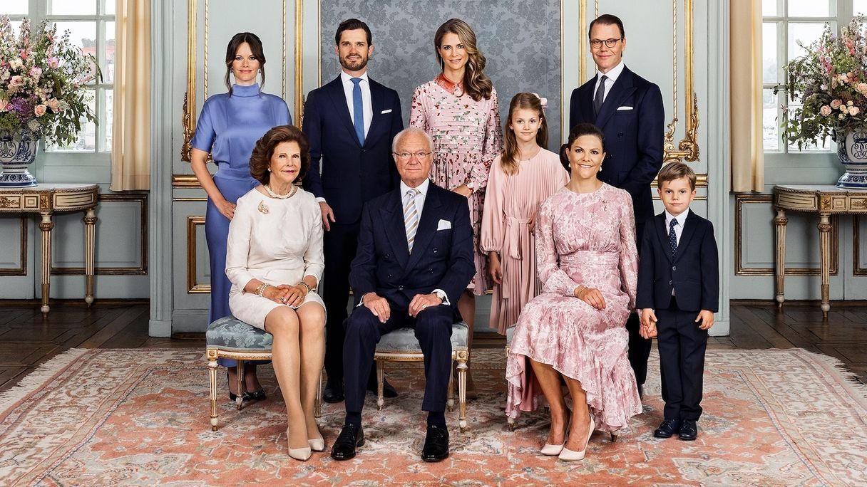 Kijk! Zweedse hof trakteert op nieuwe foto's van alle royals