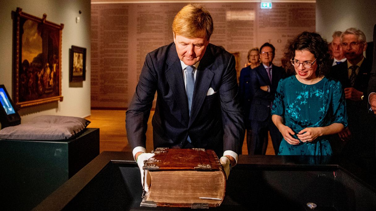 Koning Willem-Alexander levert zijn Bijbel in