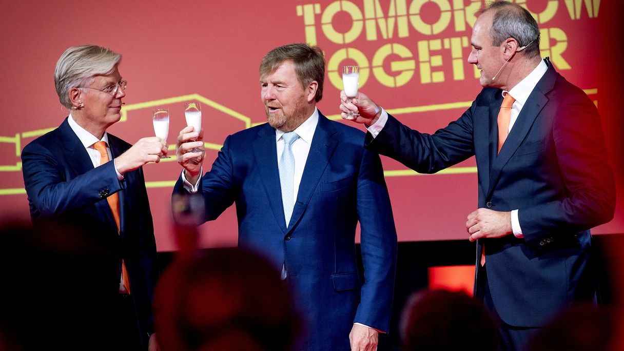Koning Willem-Alexander toost op opening met... glaasje melk