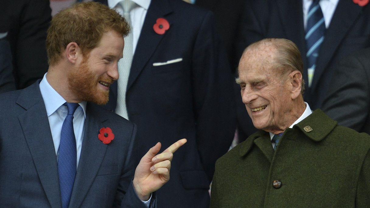 Prins Harry prijst opa Philip om zijn humor en toewijding