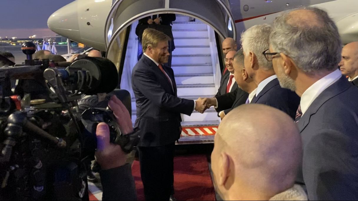 Video: Koning Willem-Alexander komt aan in Israël
