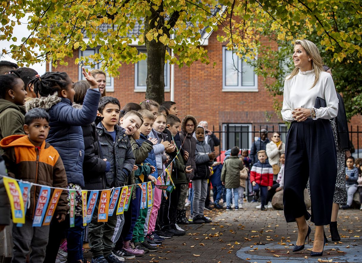 Kijk: Máxima toegezongen door Haagse schoolkinderen