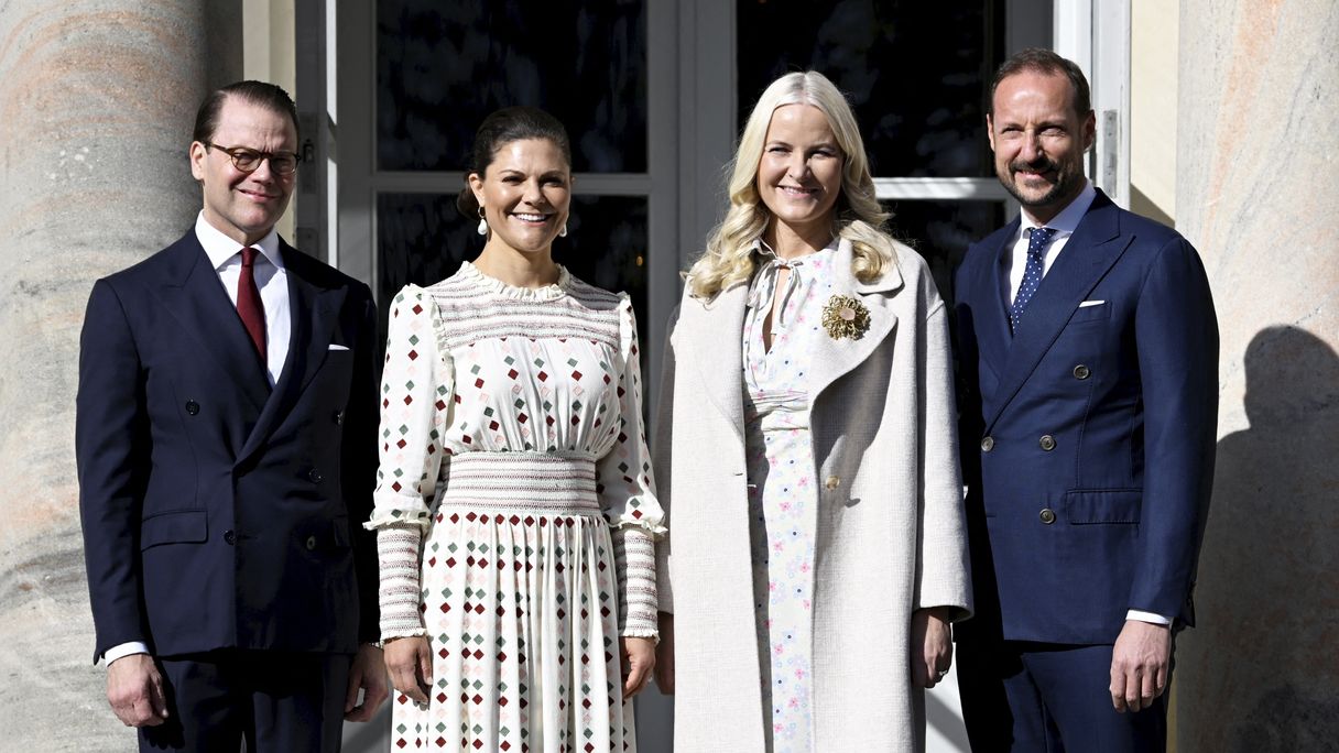 Victoria verwelkomt Haakon en Mette-Marit in zonnig Zweden
