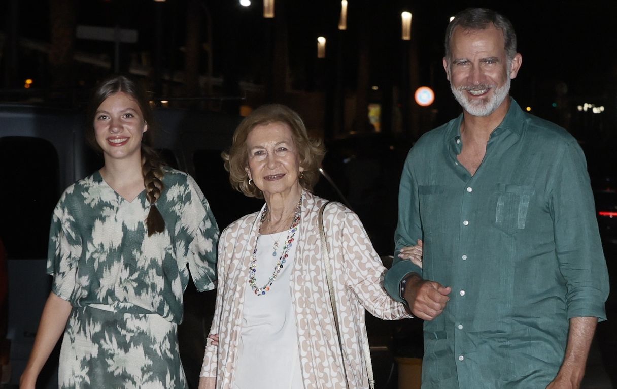 Vakantiekiekjes: Koning Felipe neemt zijn dames mee uiteten
