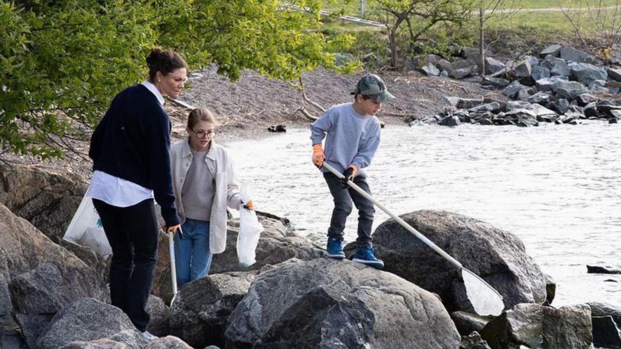 Zien: Zweedse royals ruimen afval op in de natuur