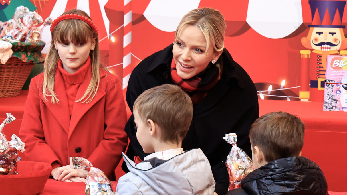 Prins Jacques en prinses Gabriella (10) delen kerstcadeaus uit aan kinderen