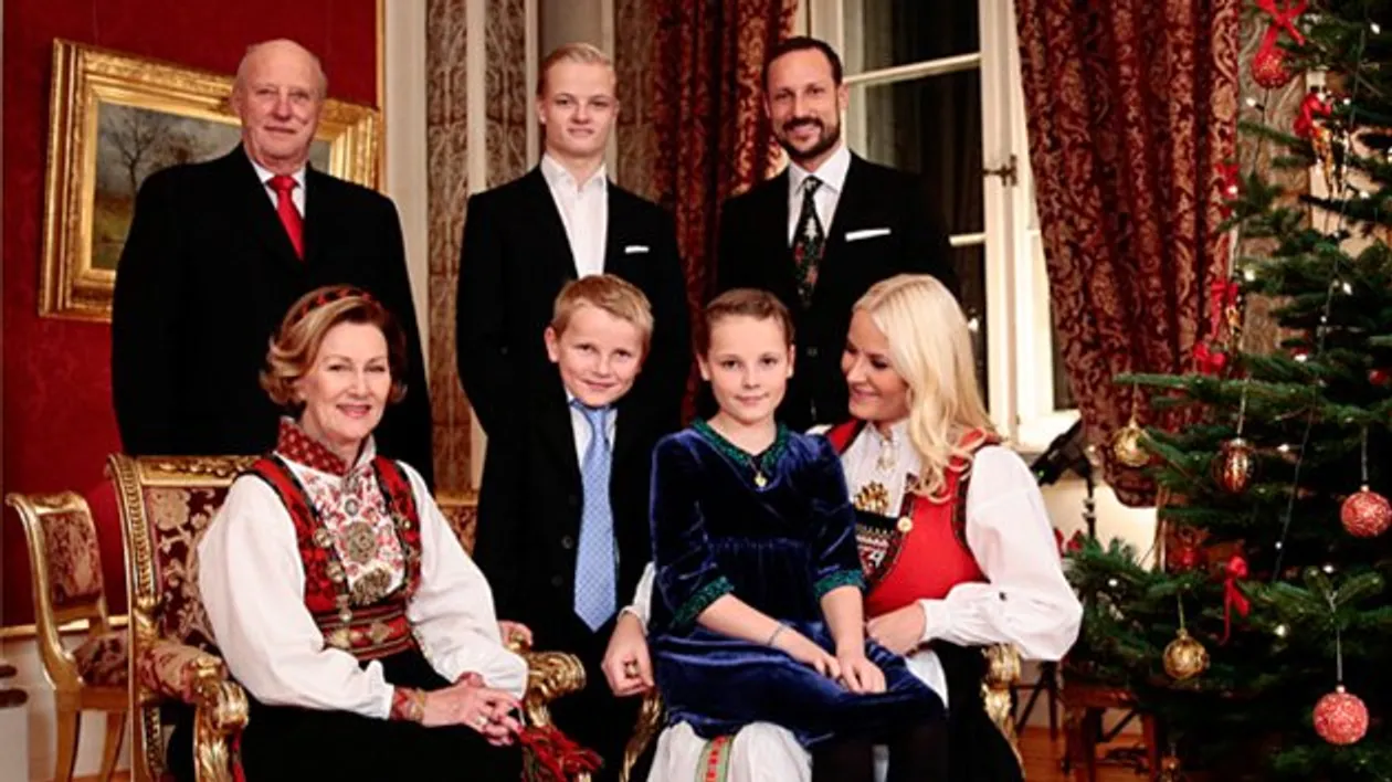Voltallige Noorse koninklijke familie bij uitvaart - Blauw Bloed