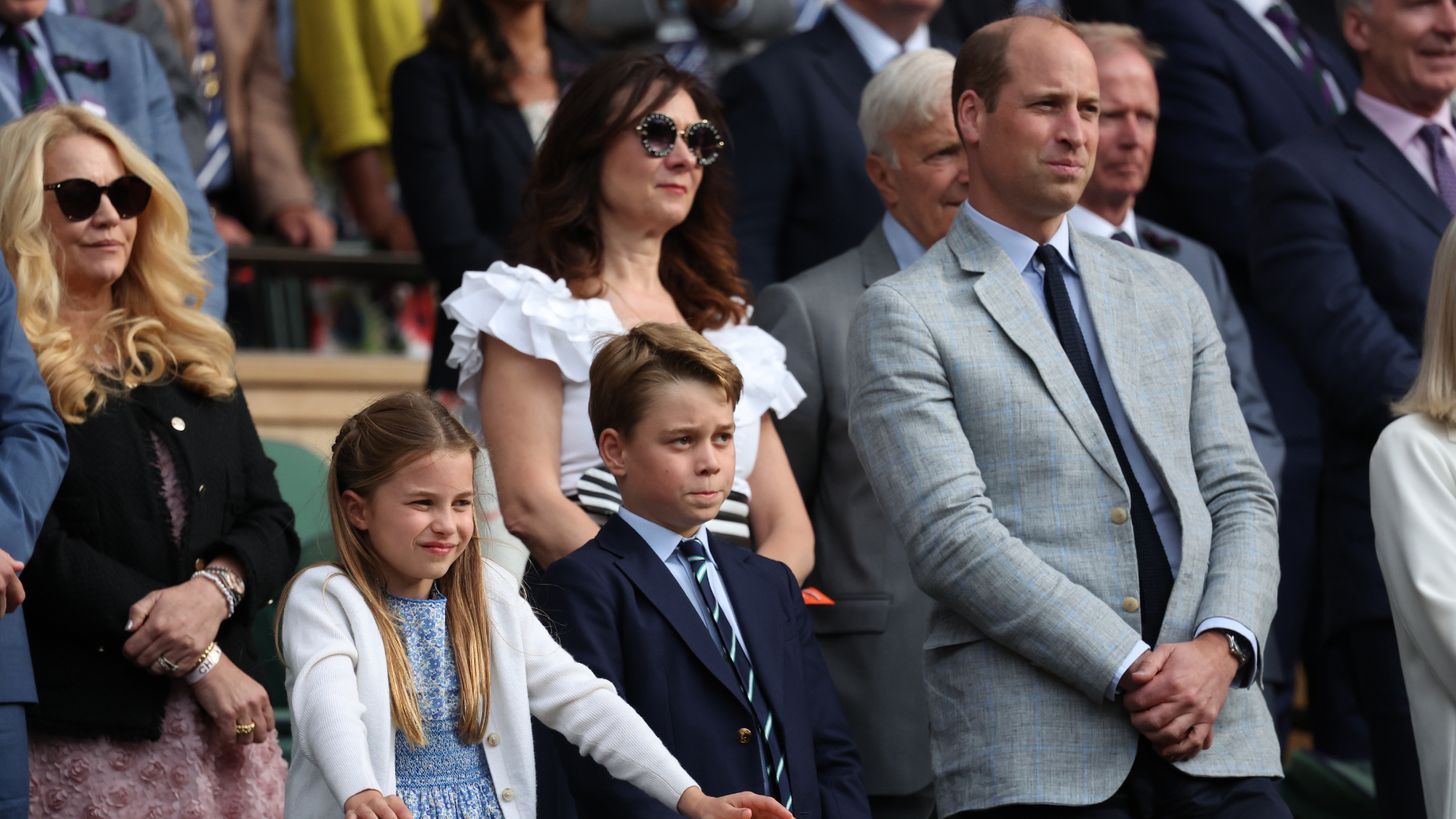 Wil je zien: prins William geniet met George en Charlotte van popconcert