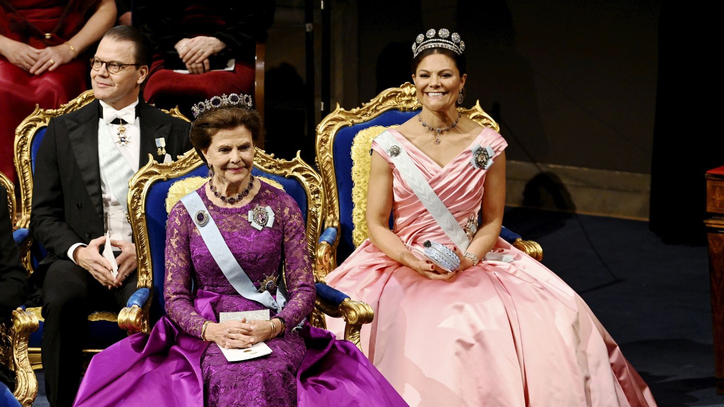 Koningin Silvia en kroonprinses Victoria dragen (bijna) dezelfde outfit op dezelfde dag