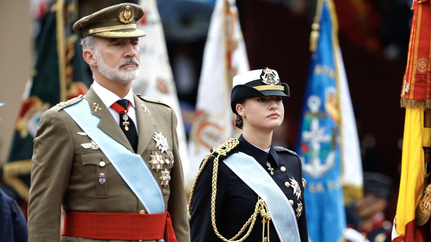 Koninklijk gezin viert regenachtige nationale feestdag in Spanje