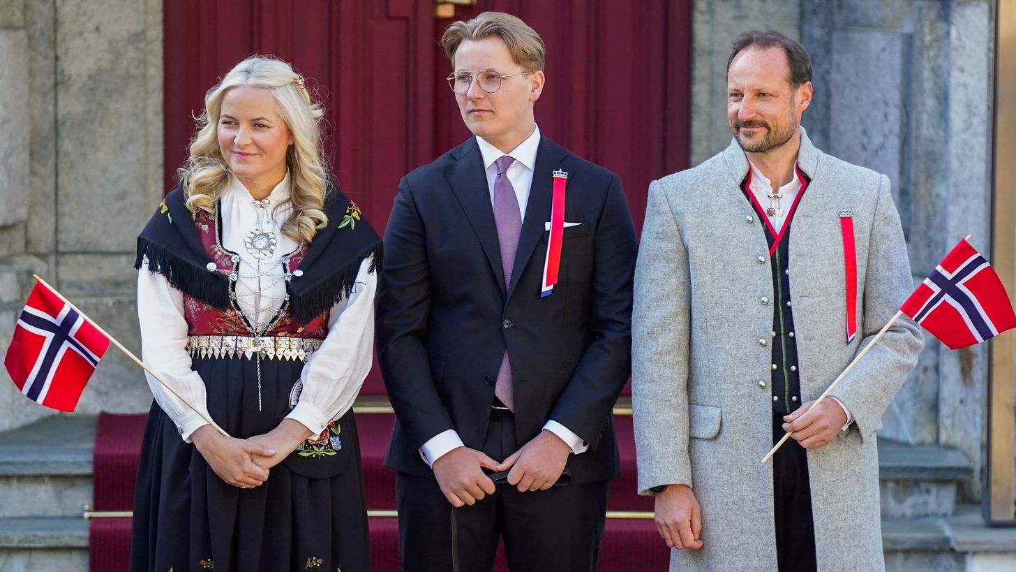 Prins Sverre Magnus is geslaagd en poseert met trotse ouders voor een foto