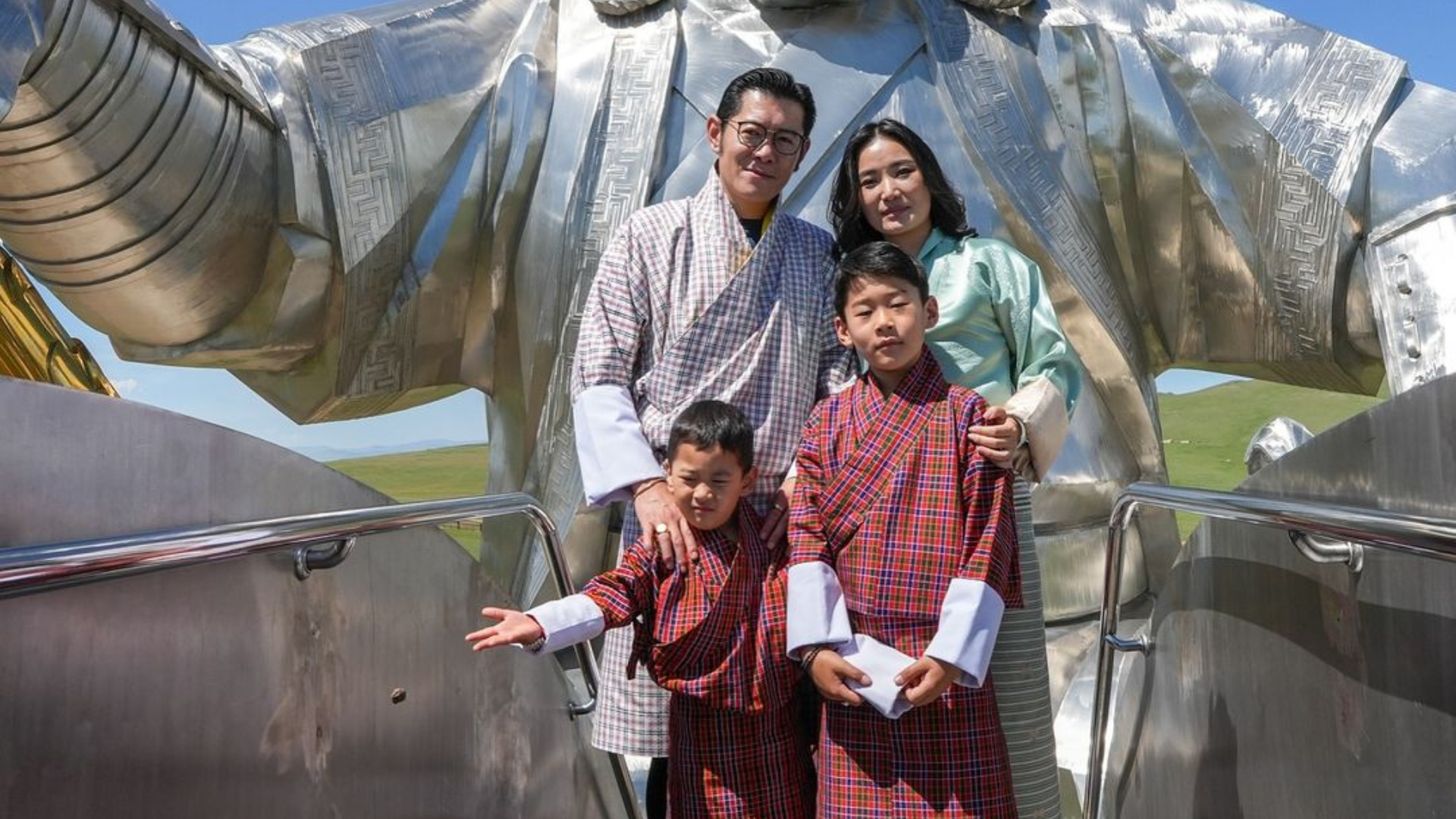 Zien: koning en koningin van Bhutan nemen zoons mee op staatsbezoek
