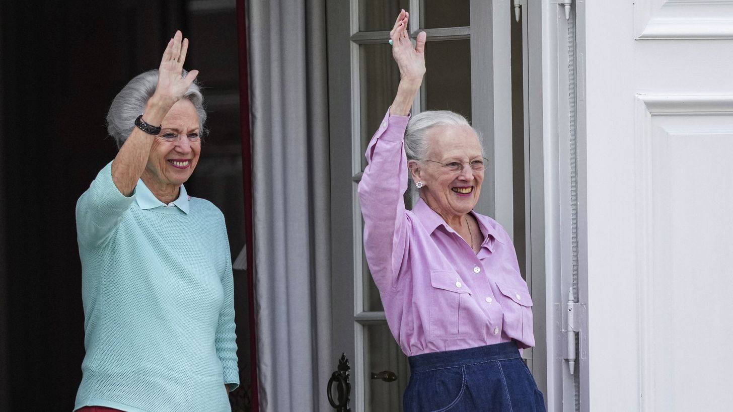 Gezellig! Koningin Margrethe en prinses Benedikte reizen samen naar betekenisvolle plek