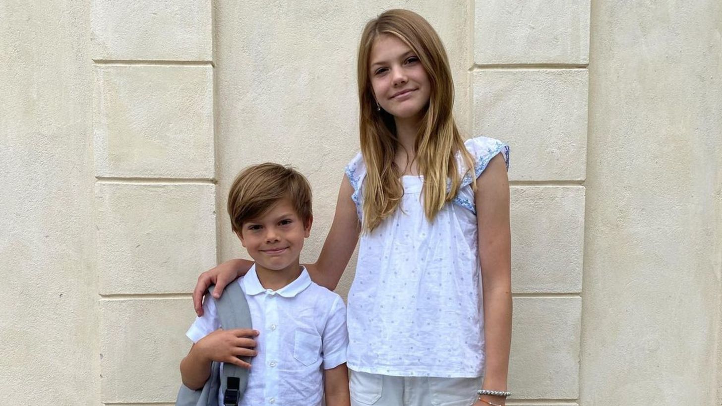 Nieuwe foto: Estelle en Oscar hebben hun eerste schooldag na de zomervakantie