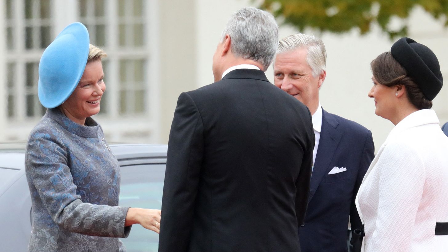 Kijk: Koningin Mathilde start staatsbezoek Litouwen in nieuwe outfit