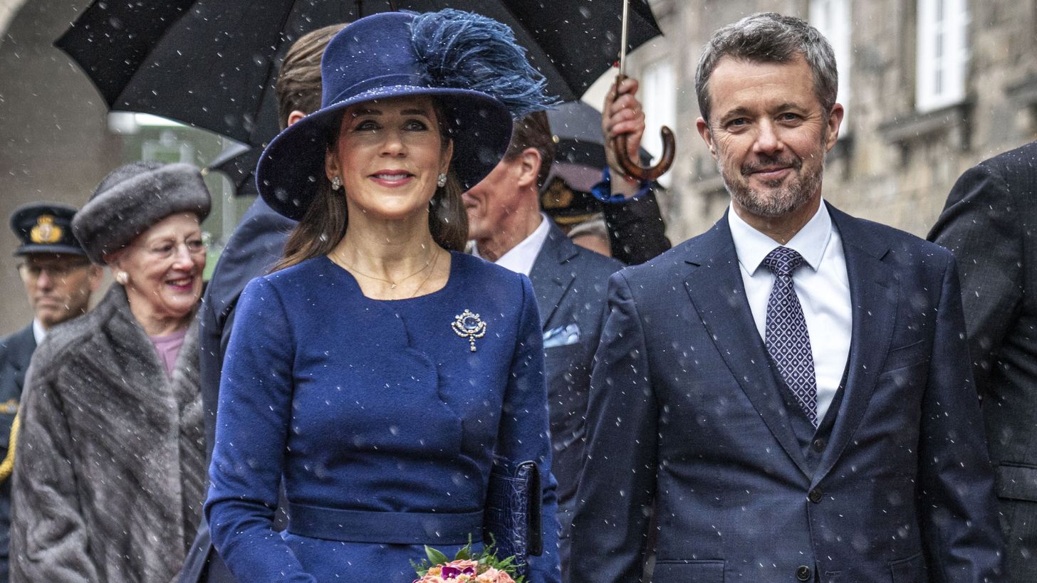 Leuk uitje: koning Frederik en koningin Mary krijgen rondleiding door Deense kathedraal