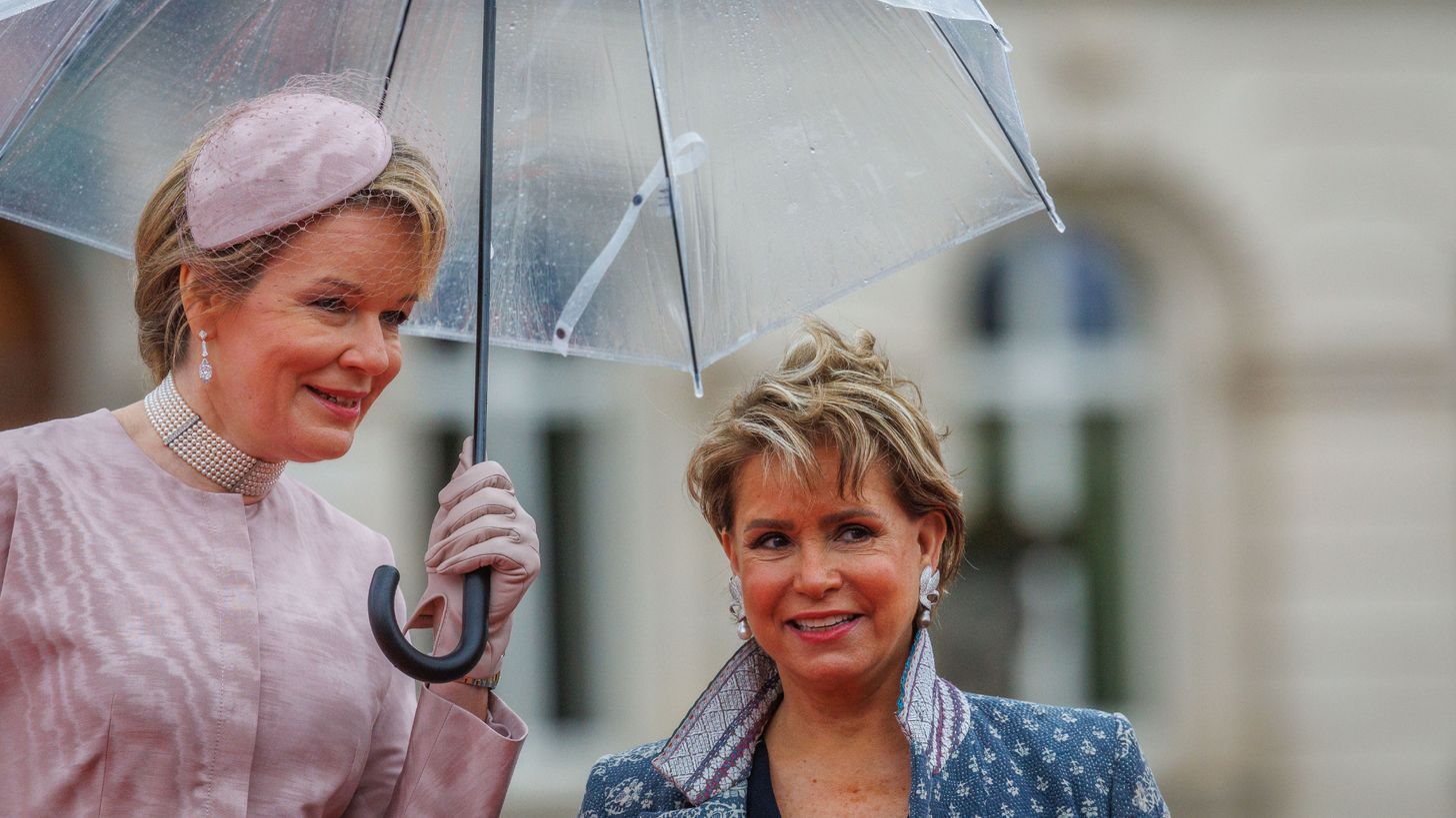 Koningin Mathilde en groothertogin Maria Teresa maken een rondje op een golfkarretje