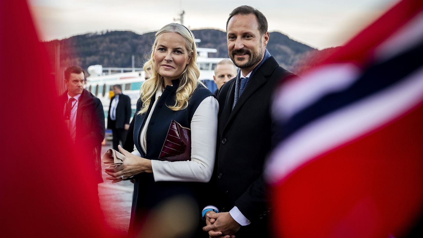 Kroonprins Haakon en kroonprinses Mette-Marit samen op (fictieve) reddingsactie