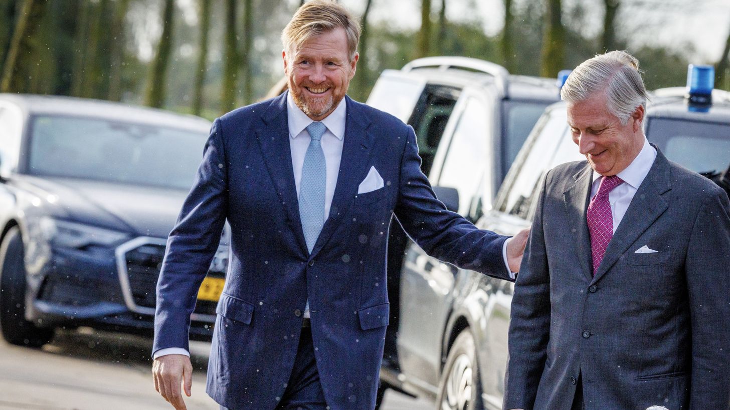 Koning Willem-Alexander en koning Filip openen samen sluis in Terneuzen