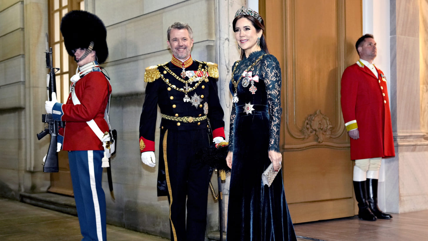 Godt nytår! Kroonprins Christian vergezelt ouders bij eerste nieuwjaarsdiner als koningspaar