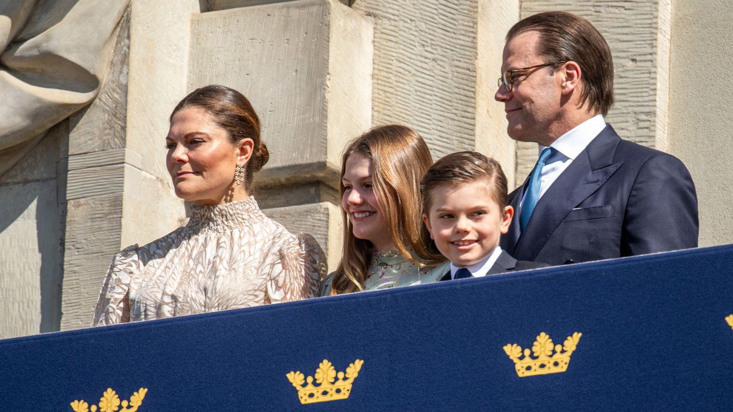 Zweedse prinses Estelle kijkt haar ogen uit samen met prins Daniel