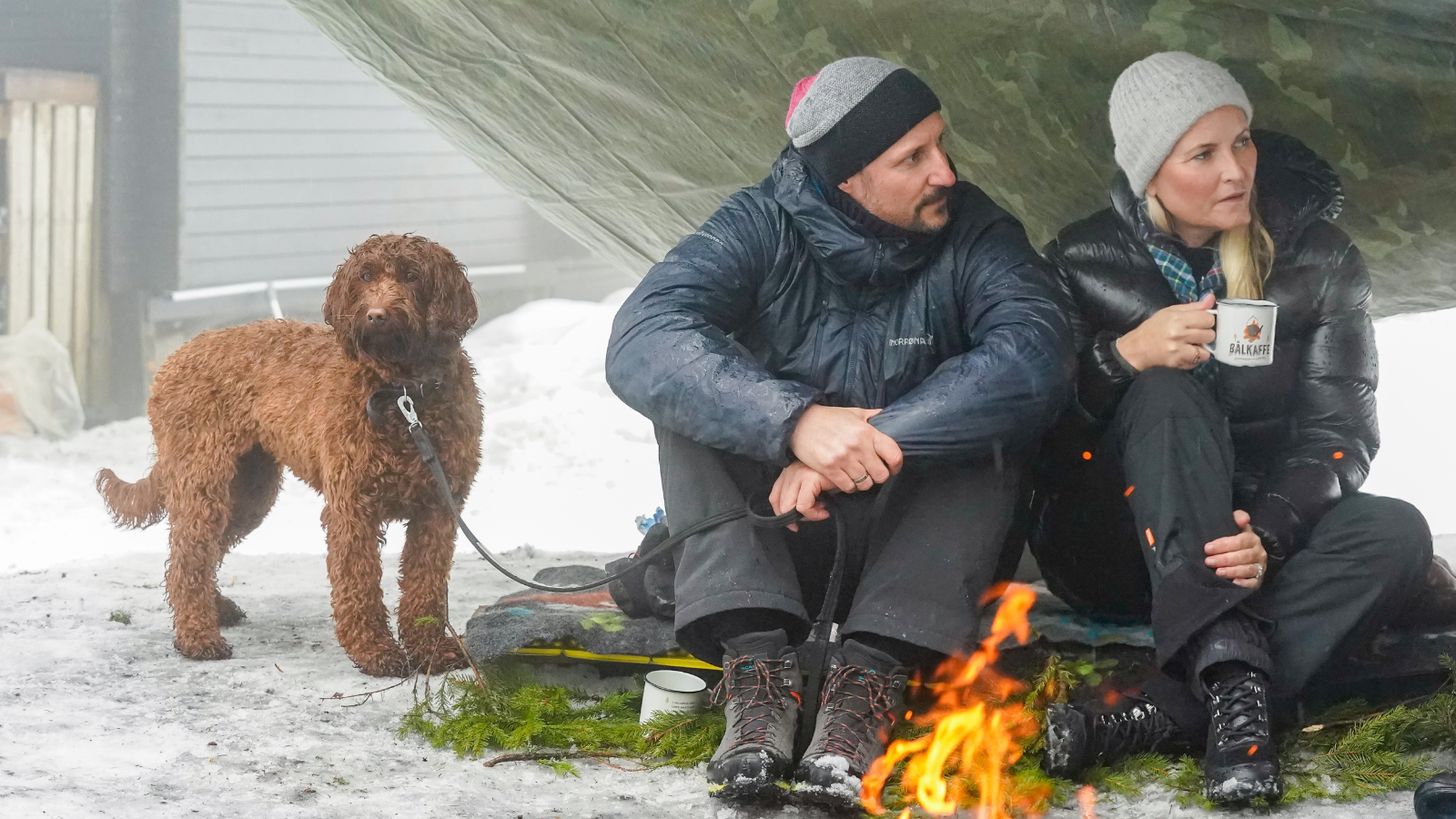 Haakon en Mette-Marit met huisdier in de sneeuw